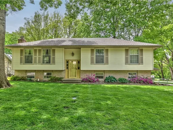 5816 NW Whispering Oaks Ln, Parkville, MO 64152