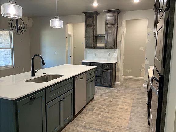 5th image of 2400 Creekside Cir