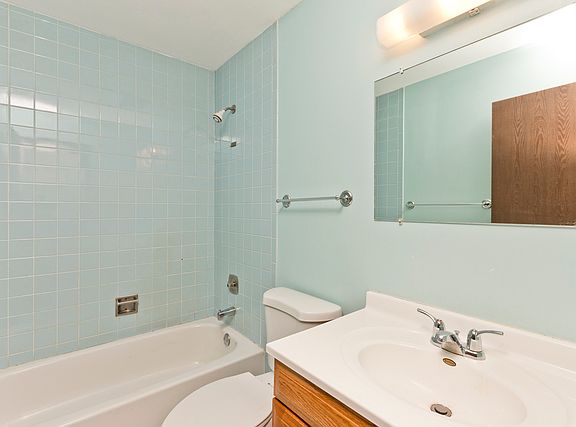 4th image of 6876 W Touhy Ave APT C