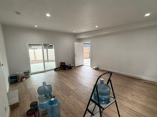6323 Clybourn Ave — Photo 9