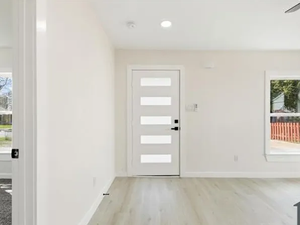 534 NE 23rd St, Grand Prairie, TX 75050