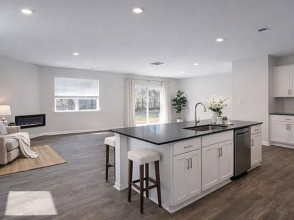 4th image of 1302 37th Avenue Ln NE