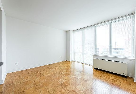 3rd image of 1510 Lexington Ave APT 9R