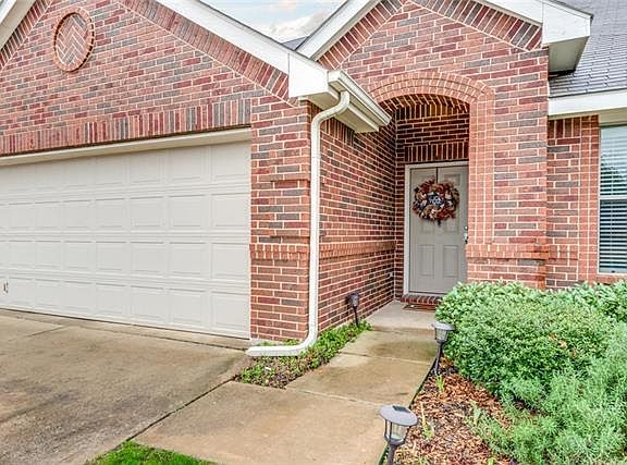 4th image of 509 Crown Oaks Dr