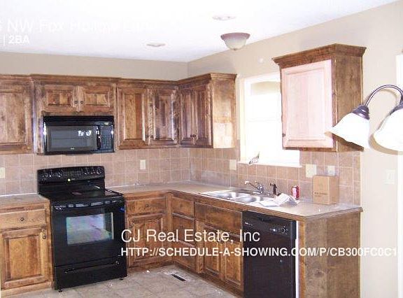 2nd image of 516 NW Fox Hollow Ln
