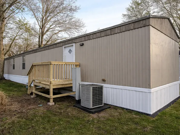 65 Deerwood Park, Centralia, IL 62801