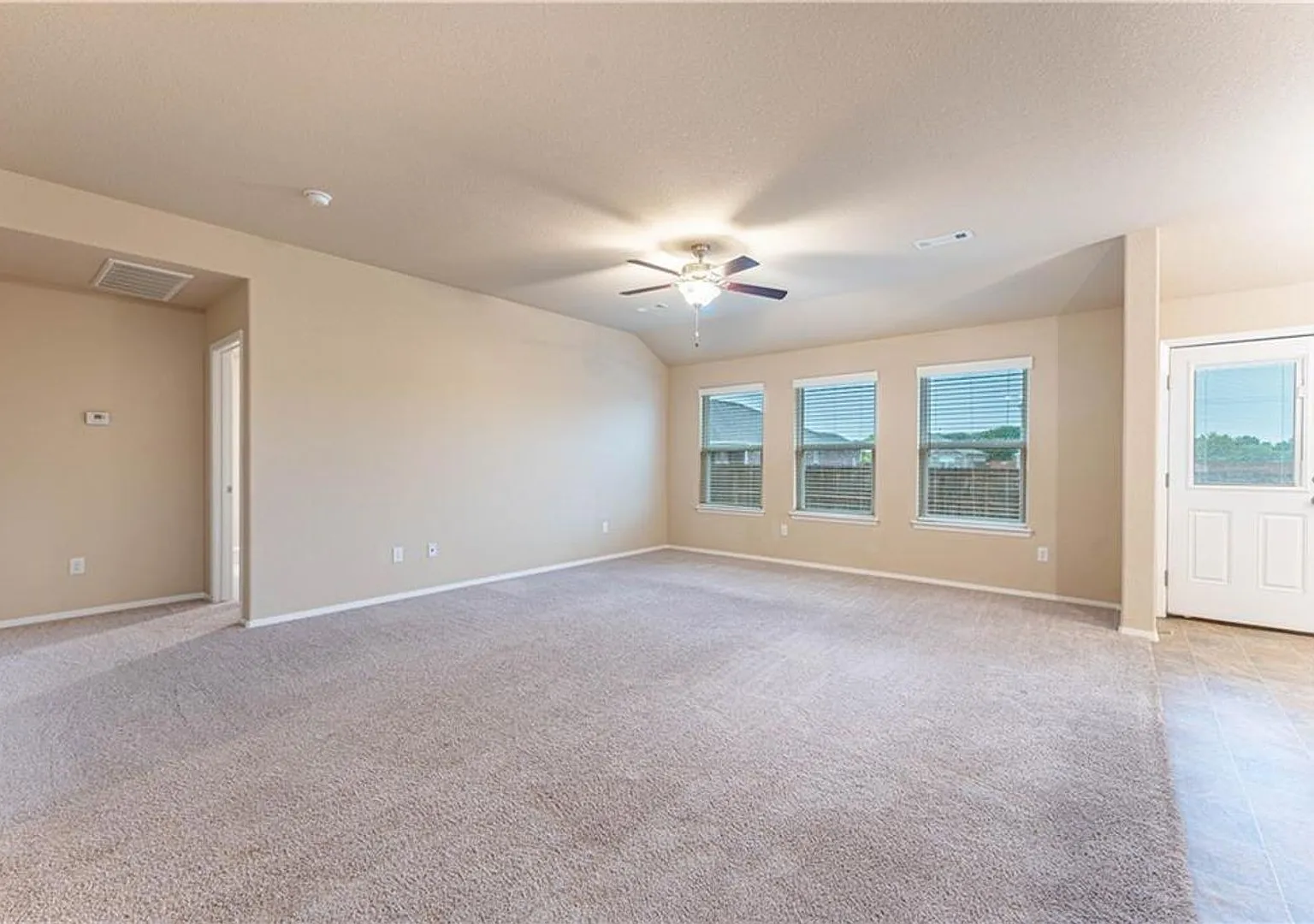 This beautiful four-bedroom, two-bathroom rental includes all appliance and fenced yard for enter... — Photo 4