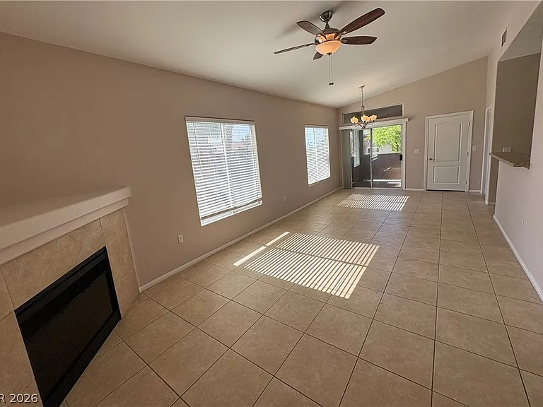2305 W Horizon Ridge Pkwy #3923 — Photo 2