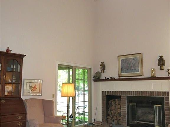 5th image of 40 Island Ln