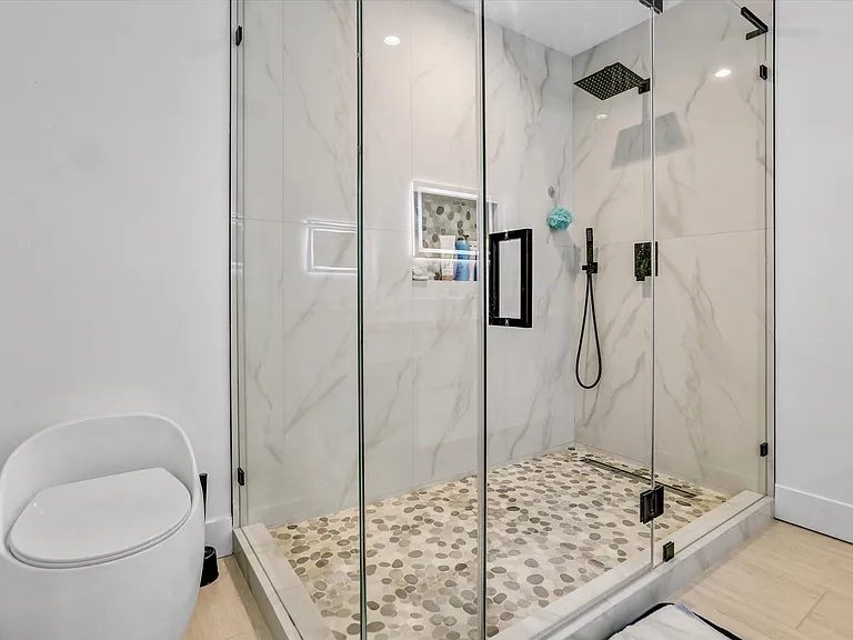 6904 Corbin Ave — Photo 8