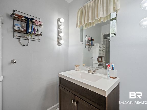 5th image of 28 Bayou Oaks Dr N