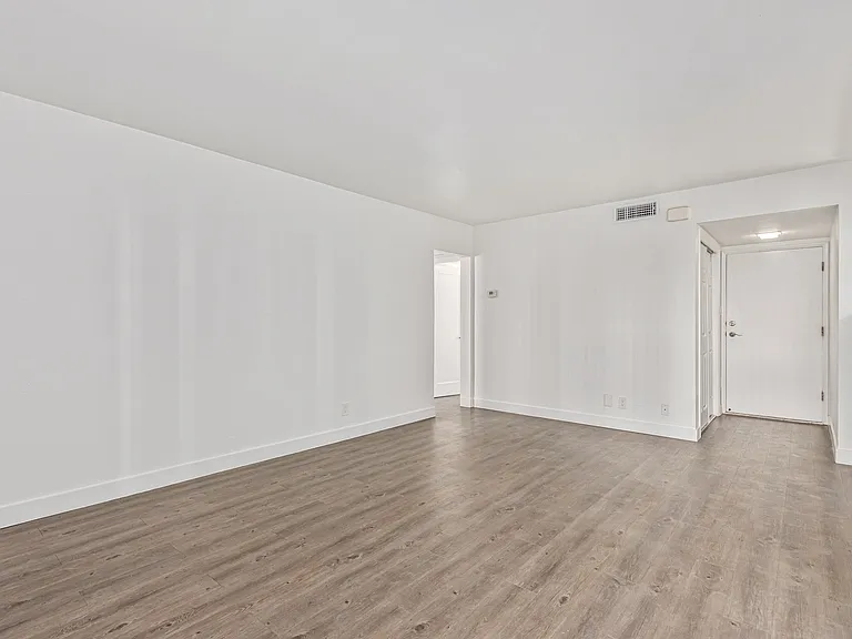 The Shorewood Apartments — Photo 34