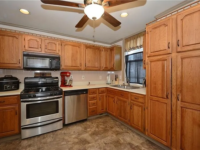 2112 Saranac Ave — Photo 9