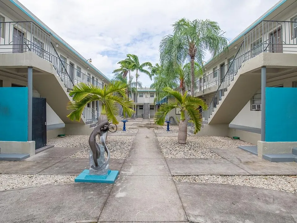 DOWNTOWN VILLAS LLC