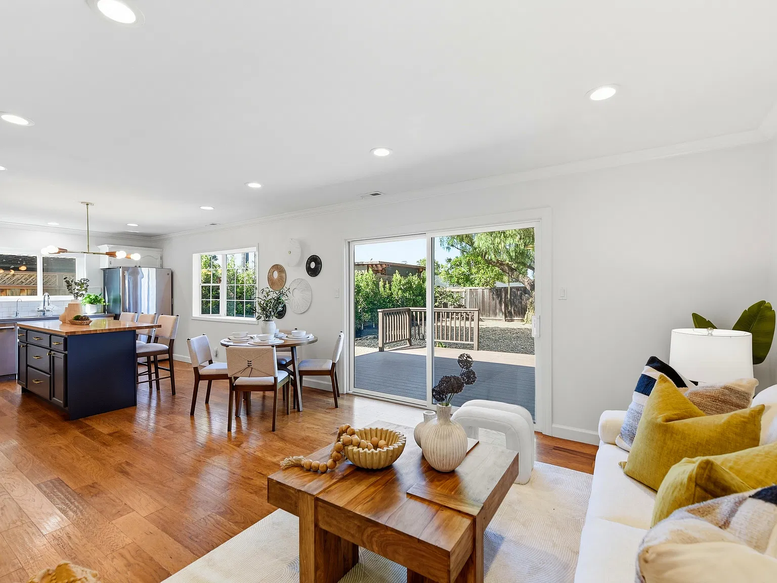 3 bed, 1071 sqft, $4,350 — Photo 3