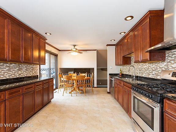 4th image of 465 N Shabbona St