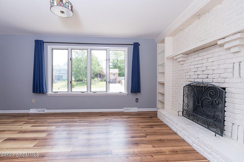 5th image of 156 Colonial Avenue