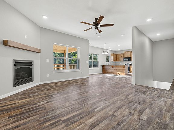3rd image of 421 Beavertail Road