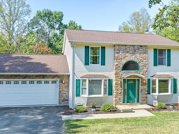 121 Oak Ridge Ct, Blue Ridge, VA 24064
