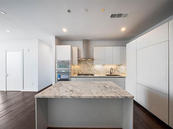 3rd image of 1711 Allen Pkwy #1802