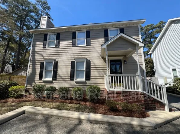 2012 Fig Ct, Fayetteville, NC 28305