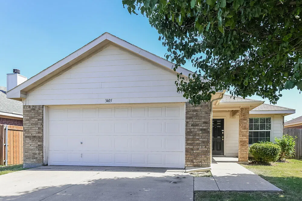 3 bed, 2.0 bath, 1435 sqft, $2,165 — Photo 1