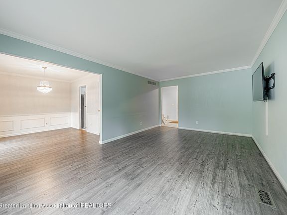 3rd image of 623 Bainbridge Dr