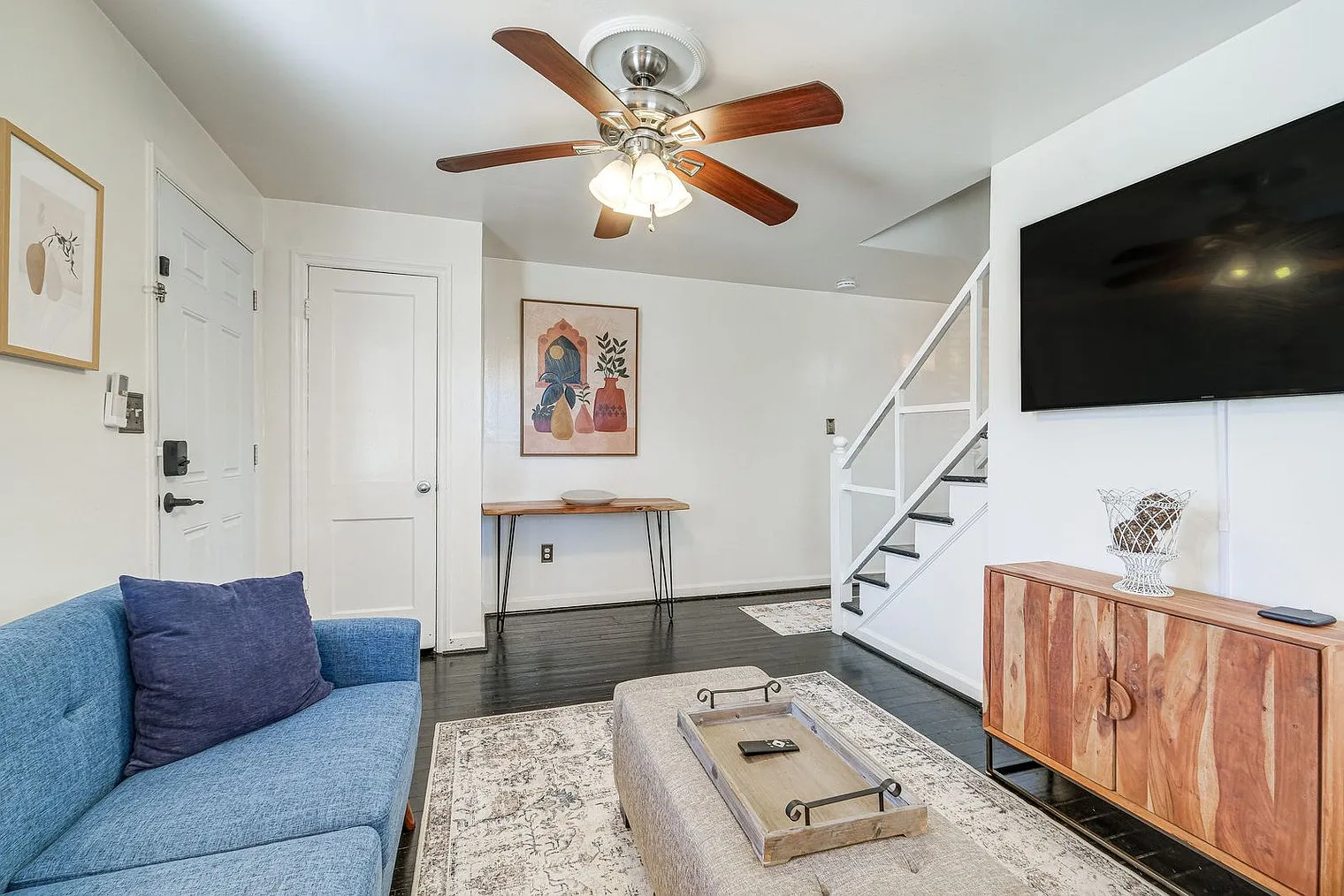 3 bed, 2.0 bath, 1356 sqft, $3,870 — Photo 3