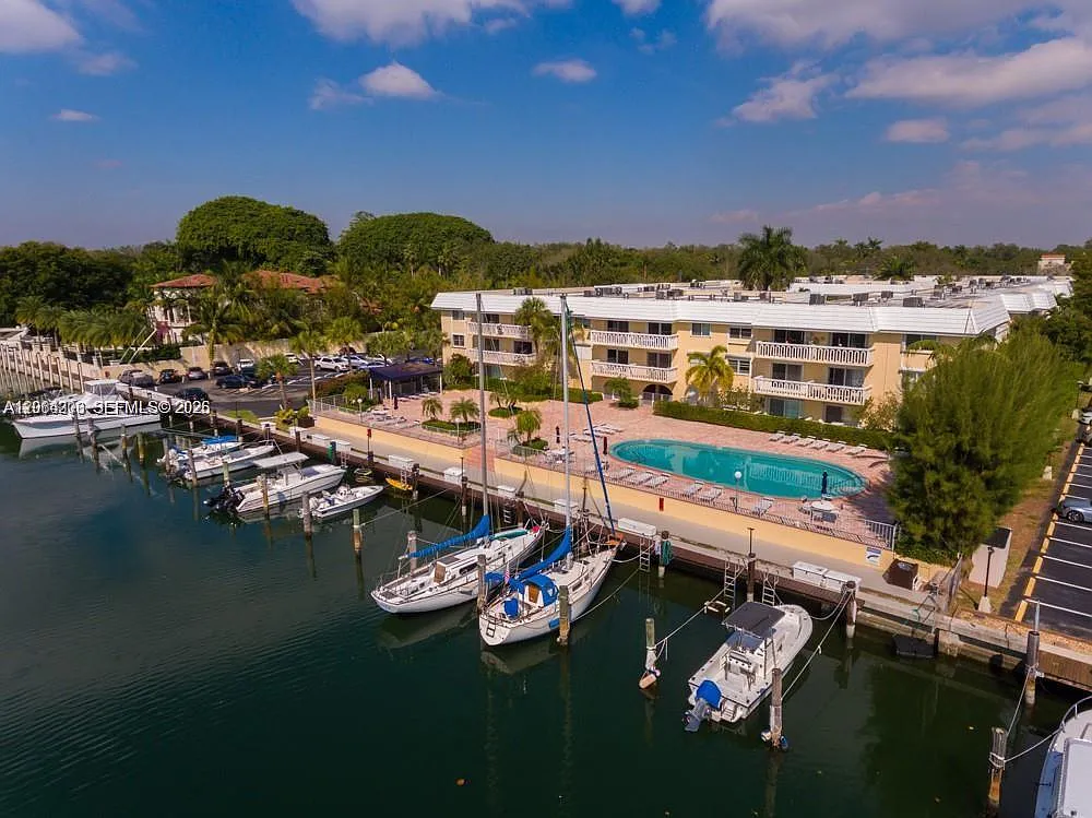 Waters Edge Of Coral Gabl — Photo 1