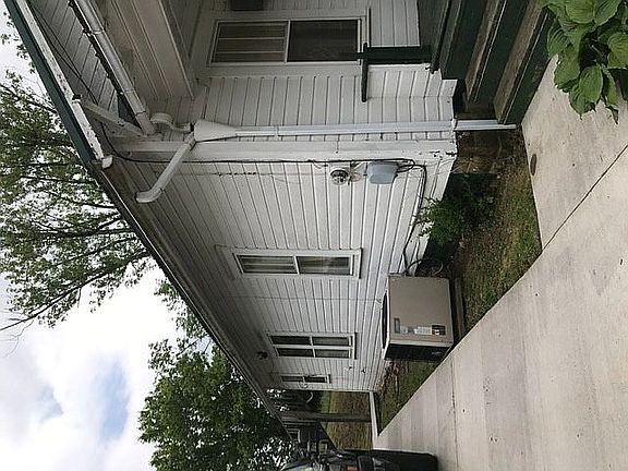 5th image of 208 Locust Ct