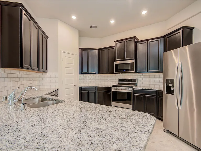 2425 Temple Crag Dr — Photo 13