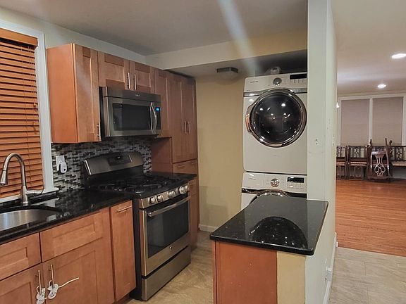 3rd image of 7352 Woodbine Ave