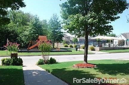 Park and Pool : Right across from neighborhood park, walking trails and pool!