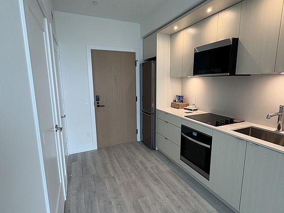 2nd image of 25 Cordova Ave #Penthouse 07