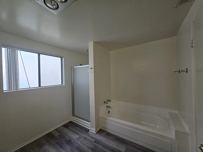 2474-2492 Montrose Ave #5 — Photo 6