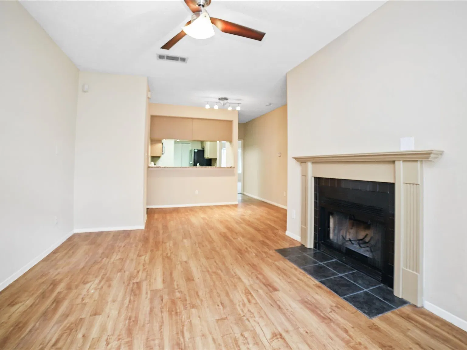 2 bed, 2.0 bath, 904 sqft, $2,100 — Photo 2