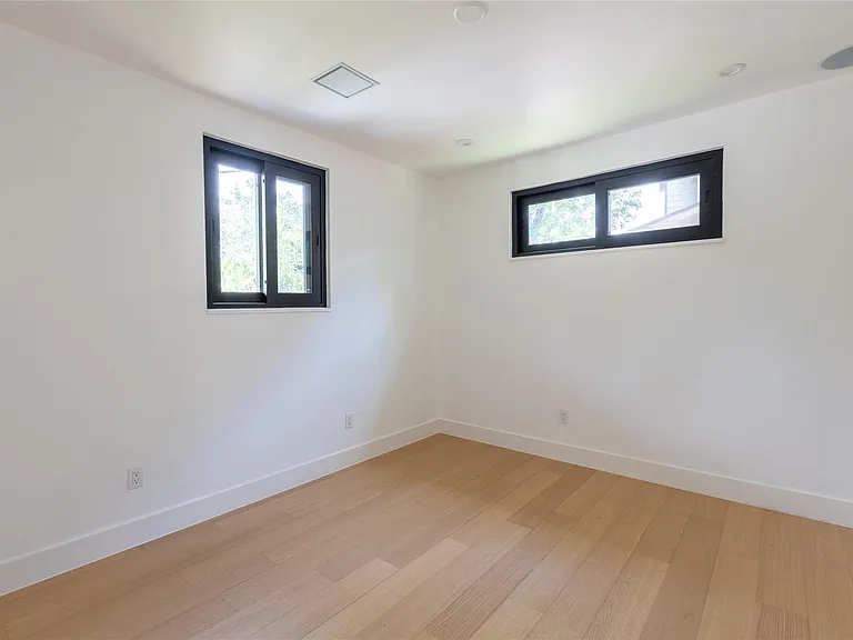 2945 Moss St — Photo 38