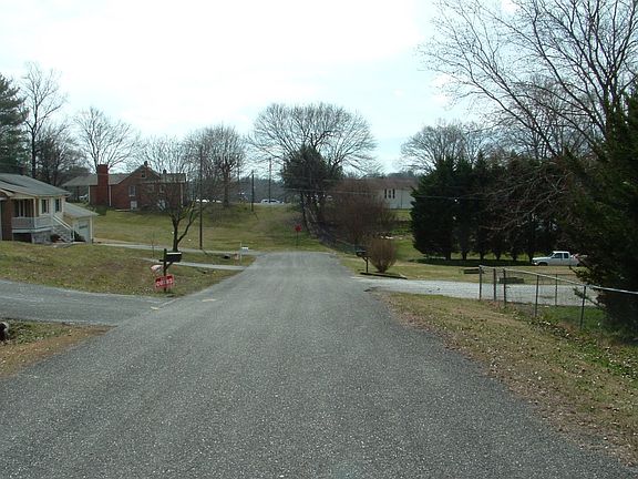 5th image of 122 E End Dr