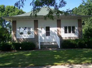 52 School St, Chadwick, IL 61014