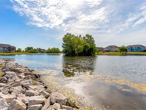 5th image of 102 Lake Shore Dr