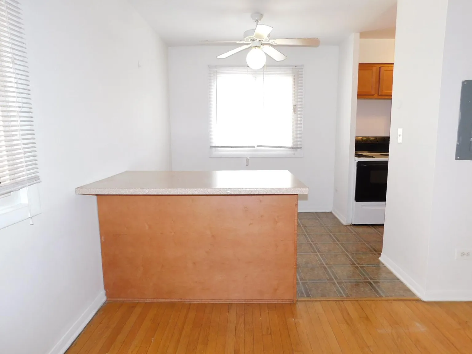 915 Hinman — Photo 4