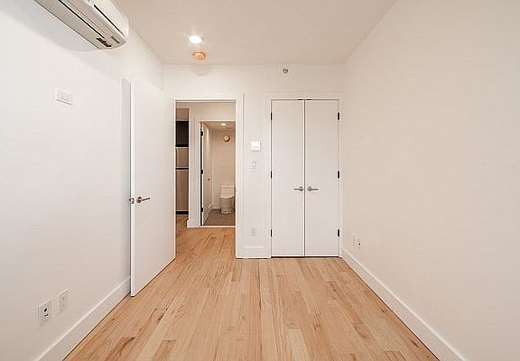 4th image of 210 Linden Blvd #8D