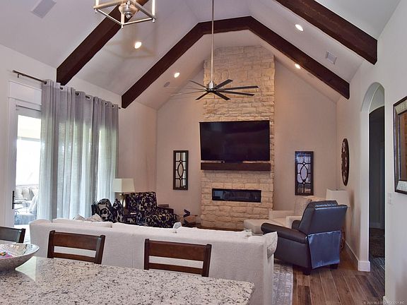 5th image of 583 Woodlands Dr