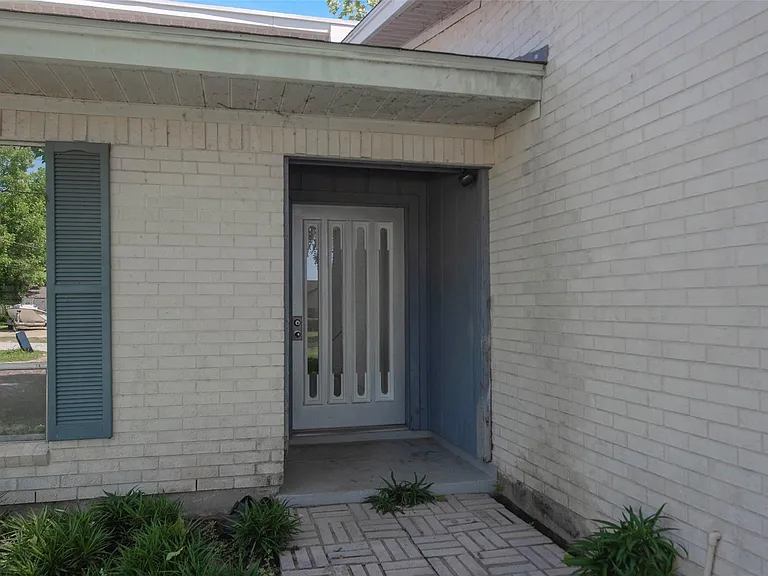1208 Weyer St — Photo 5