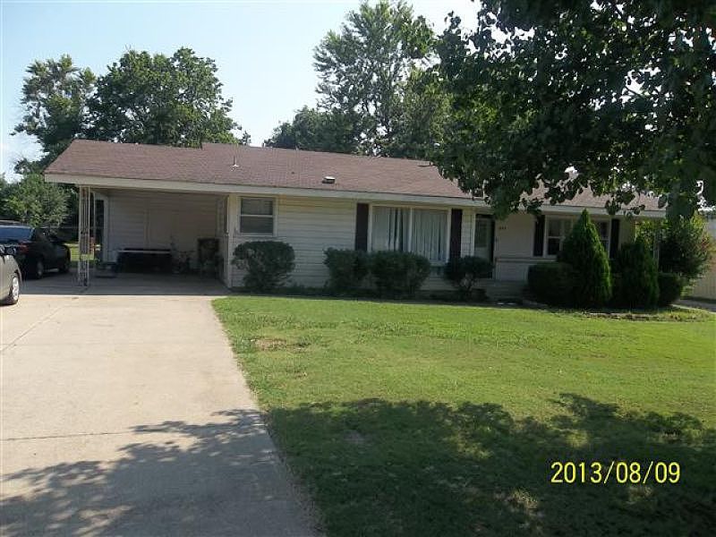 1st image of 800 E Poplar St