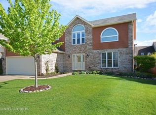 27W314 Victoria Ln, Winfield, IL 60190