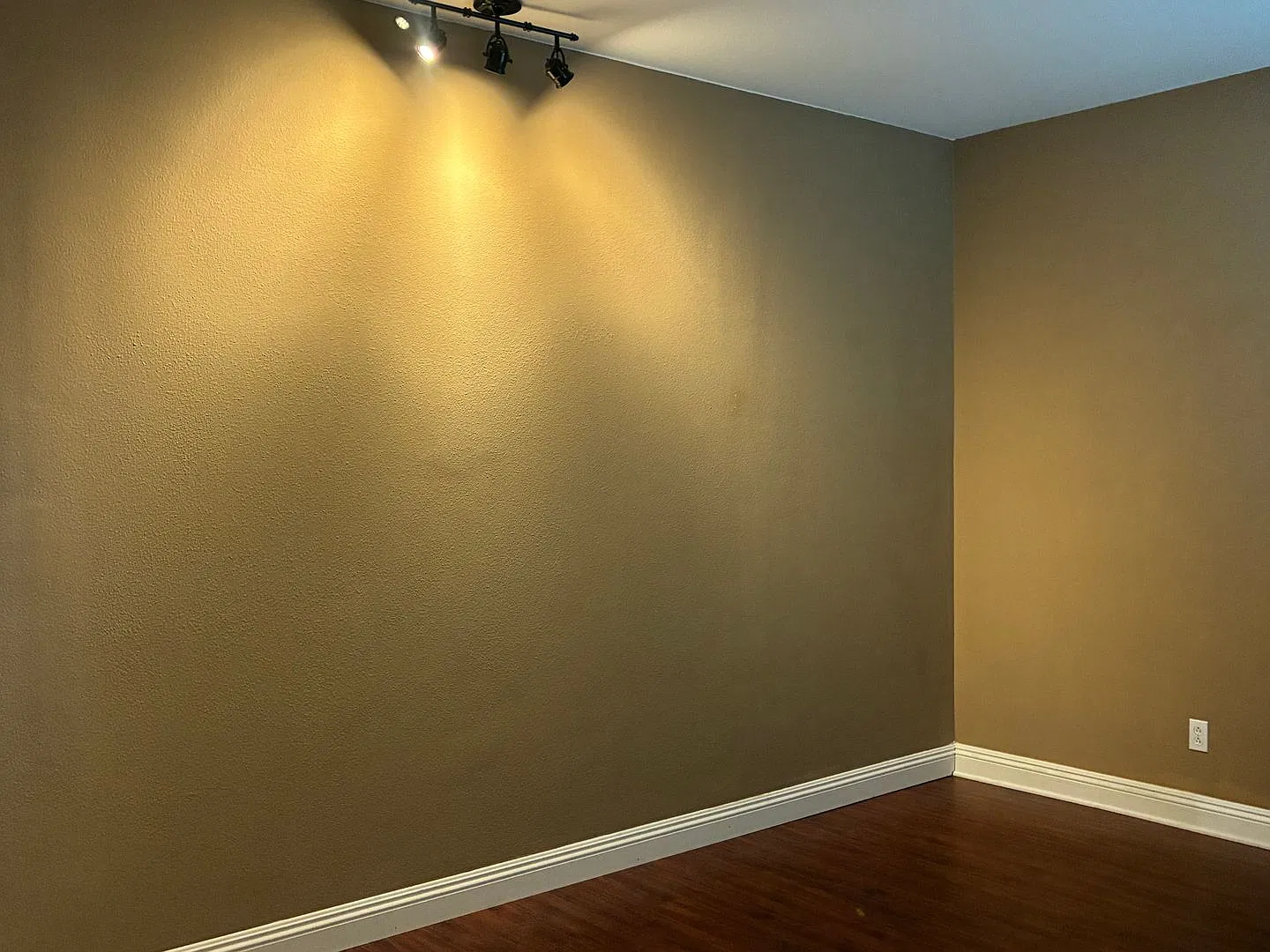 Beautiful 4-Bedroom Home for Rent in Fontana! — Photo 4