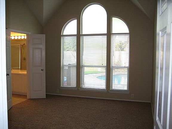 SPACIOUS MASTER RETREAT WITH NEW CARPET, FRESH PAINT, HIGH CEILINGS AND A VEIW OF YOUR BACKYARD PARIDISE!