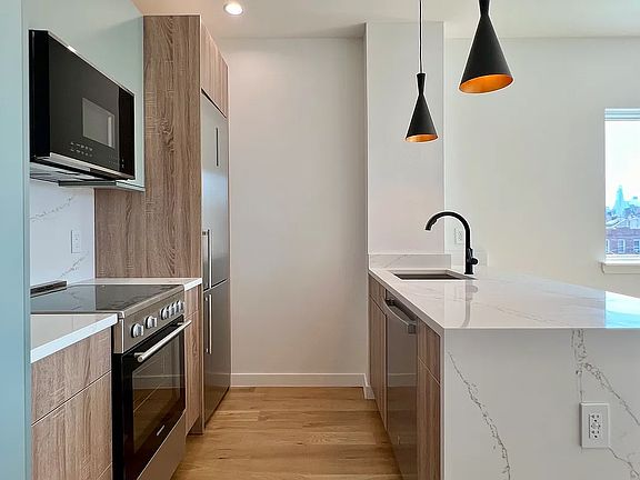 4th image of 27-10 Crescent St #4B