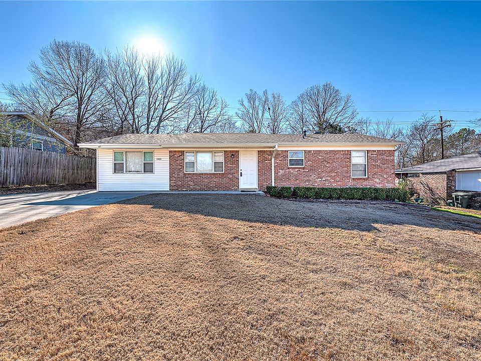 1st image of 1925 S Custer Ln
